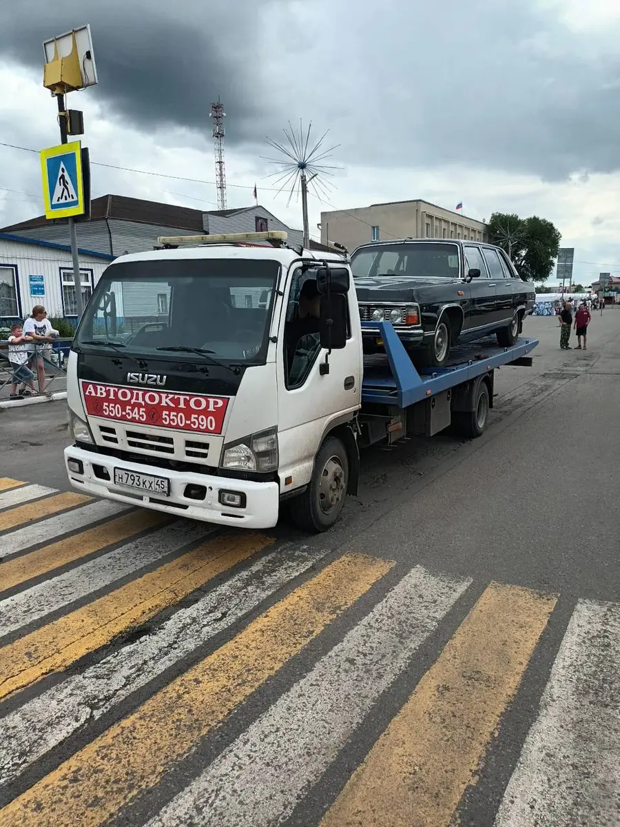 Погрузка легкового автомобиля на эвакуатор в Кургане
